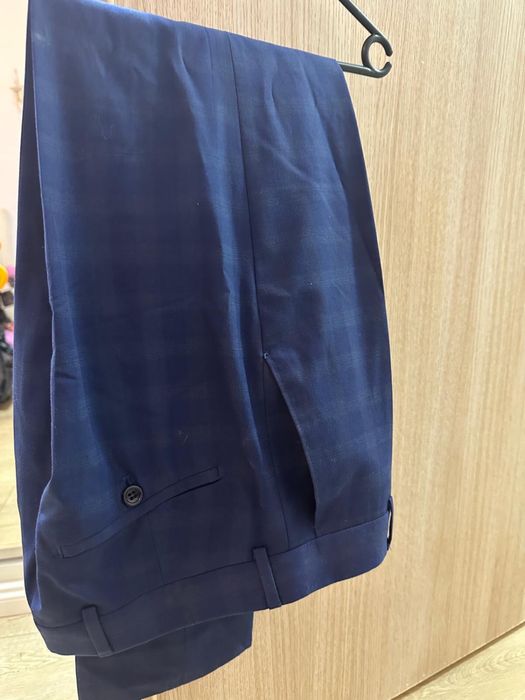 Costum albastru cu model patratele