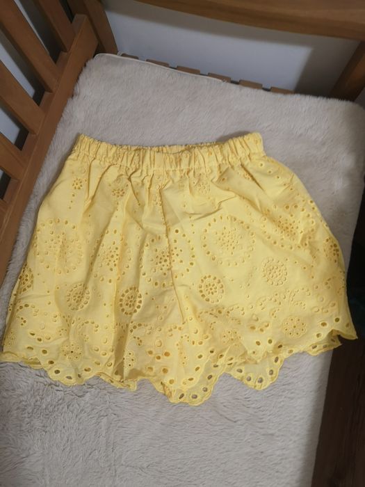 Къси панталонки с бродерия от Shein