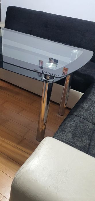 Masă neagră din sticlă