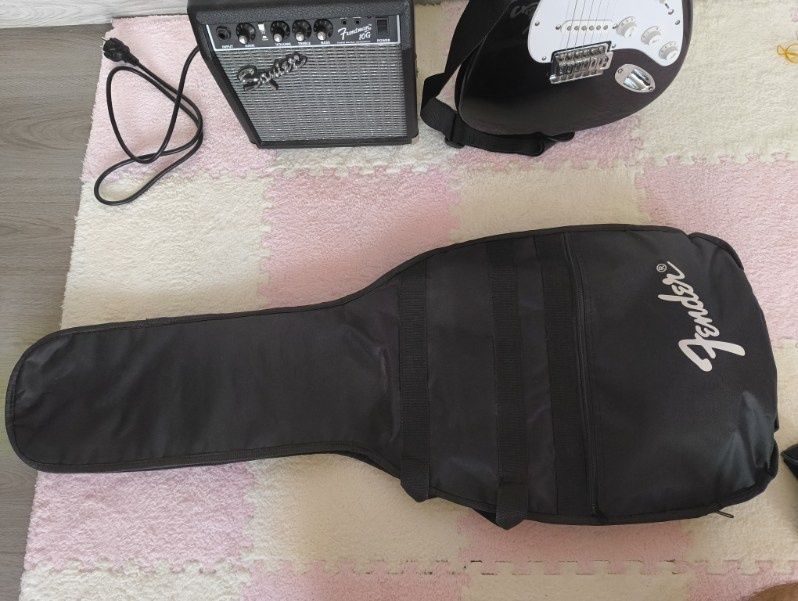Електрическа китара Squier Stratocaster в комплект с Fender Frontman 10G усилвател