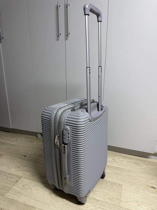 Продам чемодан среднего размера