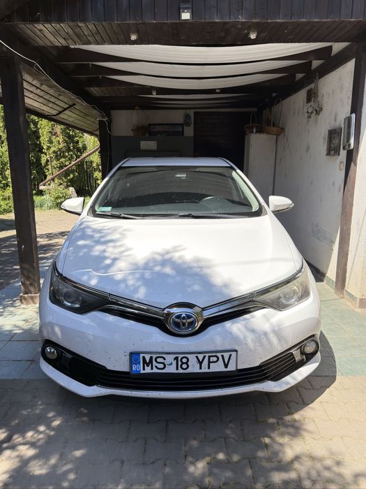 Toyota Auris 2017 hybrid 1.8 automat