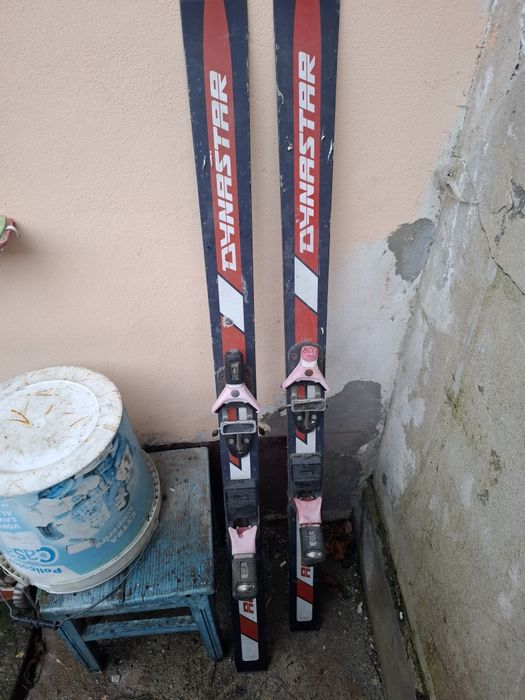 Vând schiuri foarte bune