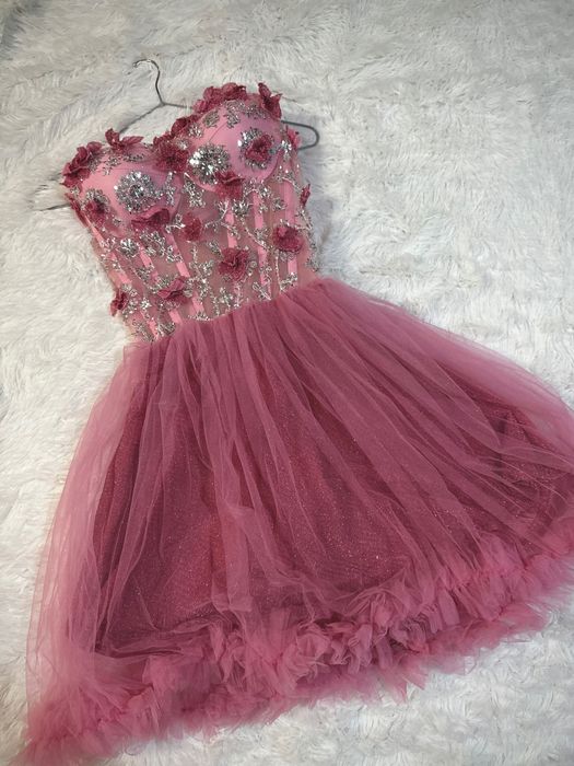 Къси бални рокли