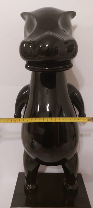 Продам большую статуэтку  бегемота