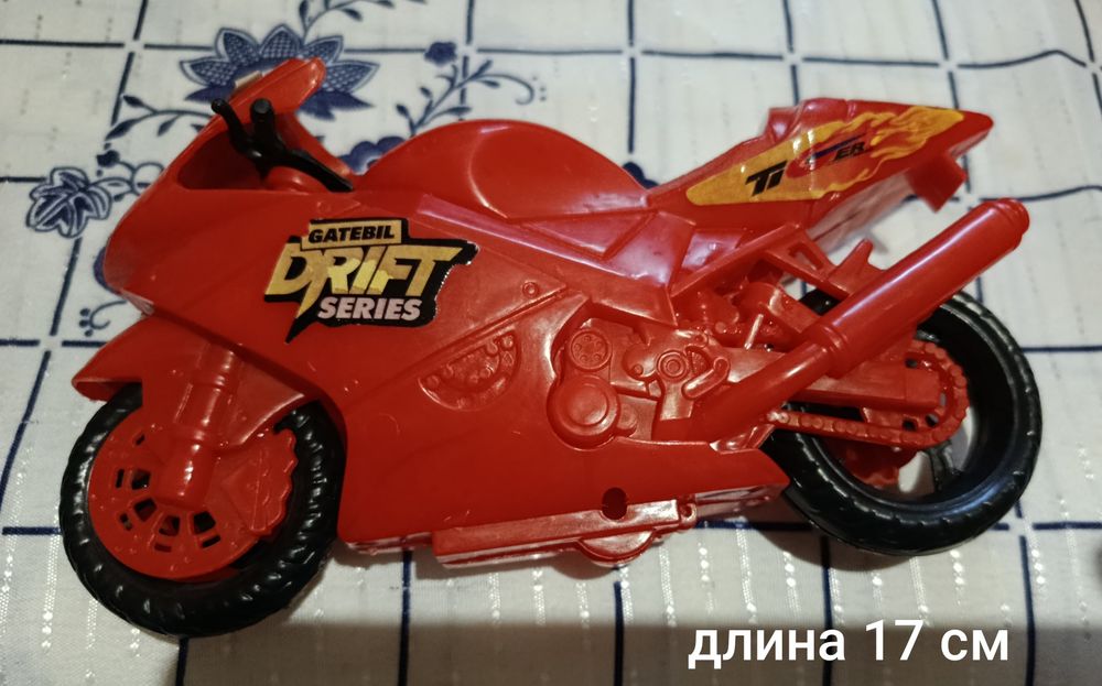 Продаю игрушечные машинки и мотоциклы б/у