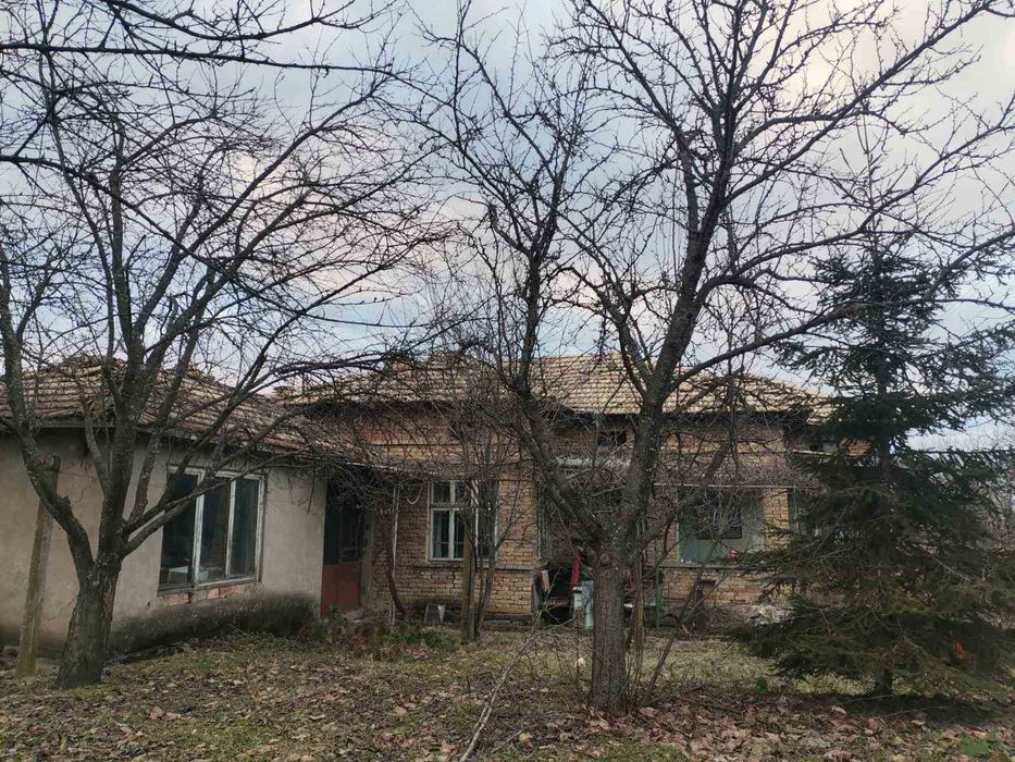 Тухлена къща !!! и  селскостопански постройки  село Горна Кабда