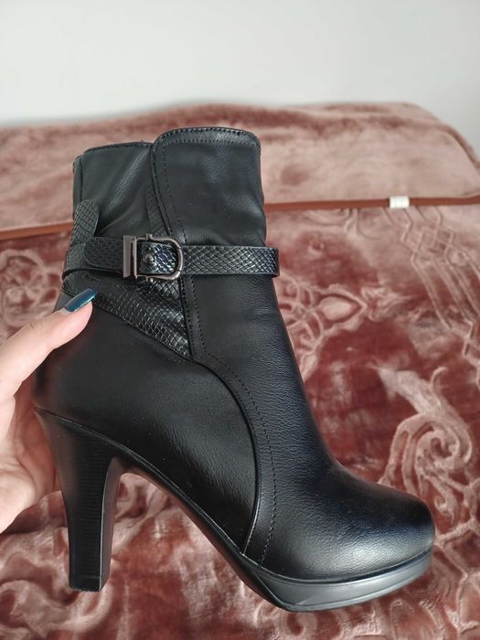 Дамски боти с ток