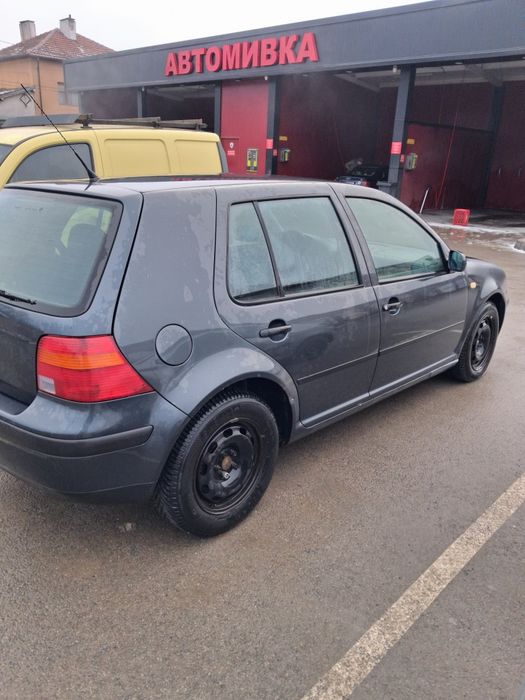 Продавасе vw golf 4