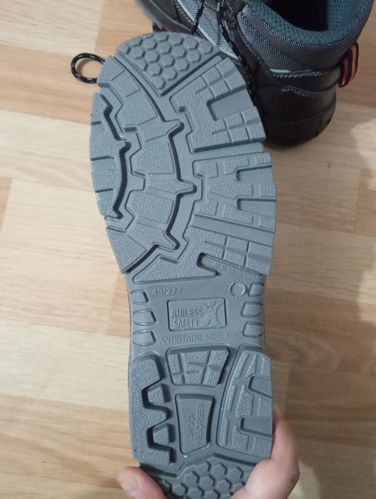 Продам новые ботинки