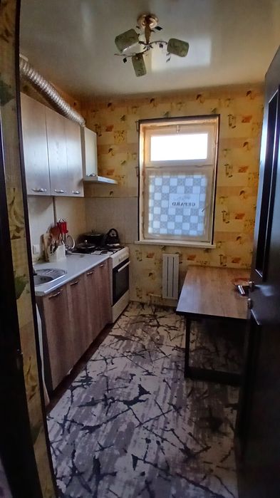 Karmana tumanida 2 xonali shinam uy sotiladi