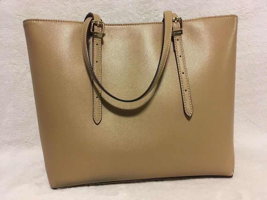 Оригинална дамска бежова чанта Guess