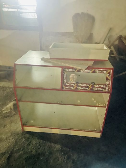 витрина лдя товара в магазине