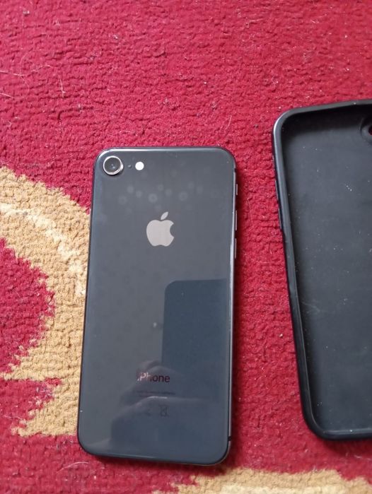 Айфон 8  продам срочно