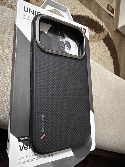 Carcasa husa UNIQ Keva cu MagClick compatibila cu iPhone 17 Pro, Negru