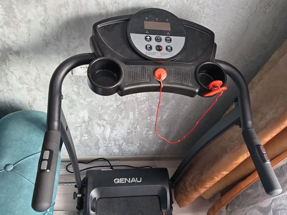 Продам беговую дорожку genau