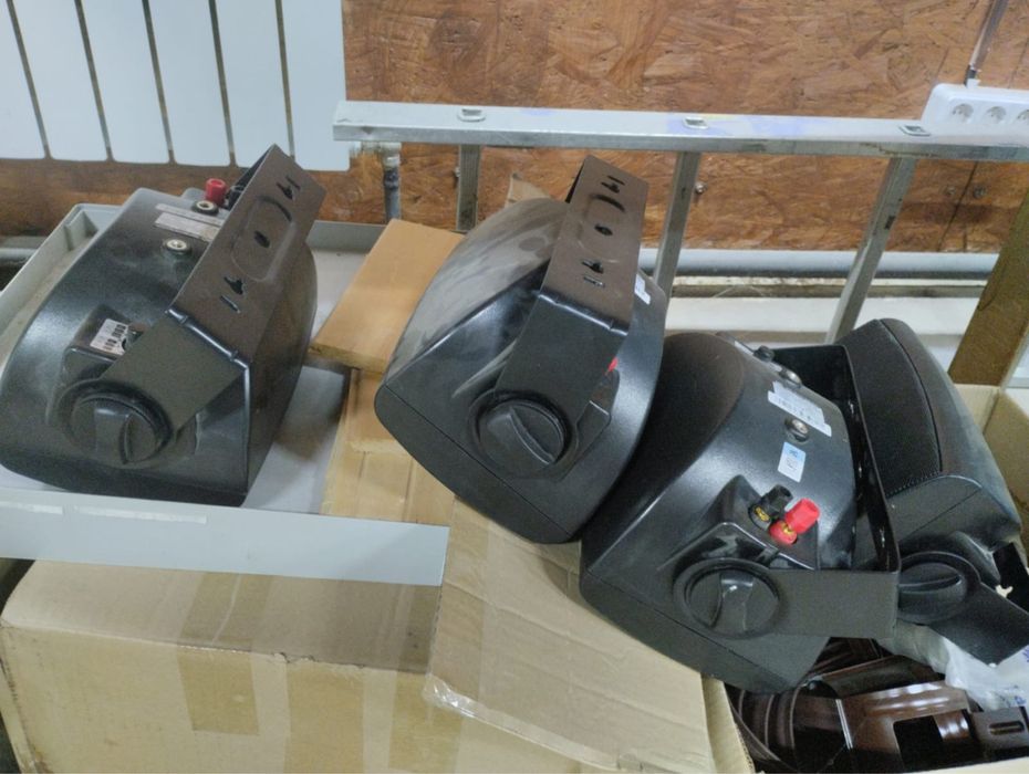 Сценирические прожекторы с усилителем вместе