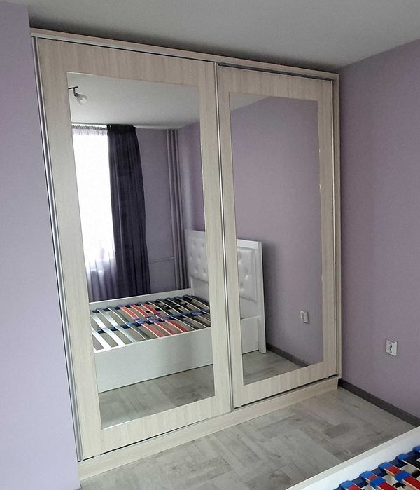 Продавам 2 гардероба - с плъзгащи врати и с плавно затваряне + нщ