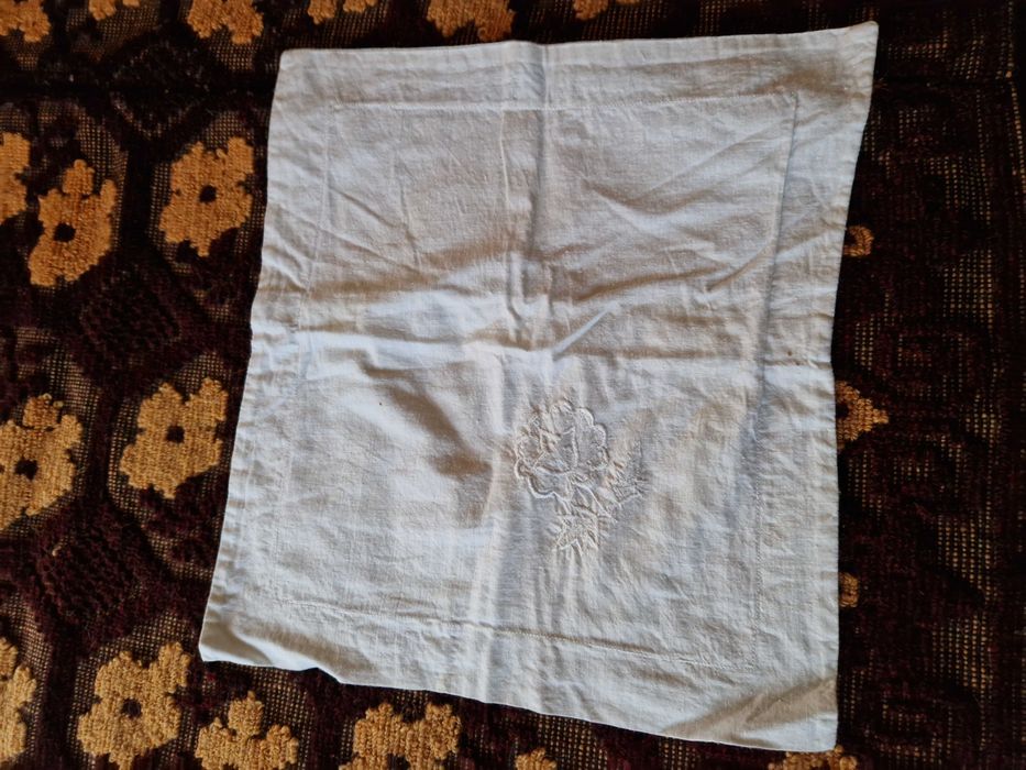 Fețe de pernă,cusute manual