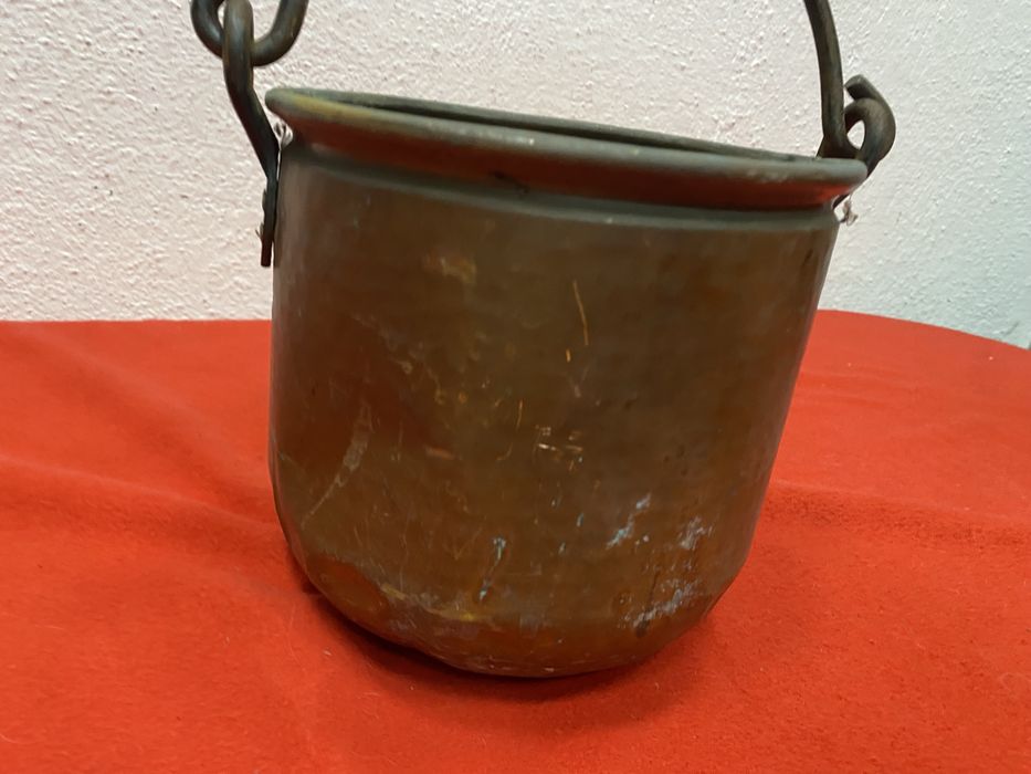 Медно котле кашпа за цветя