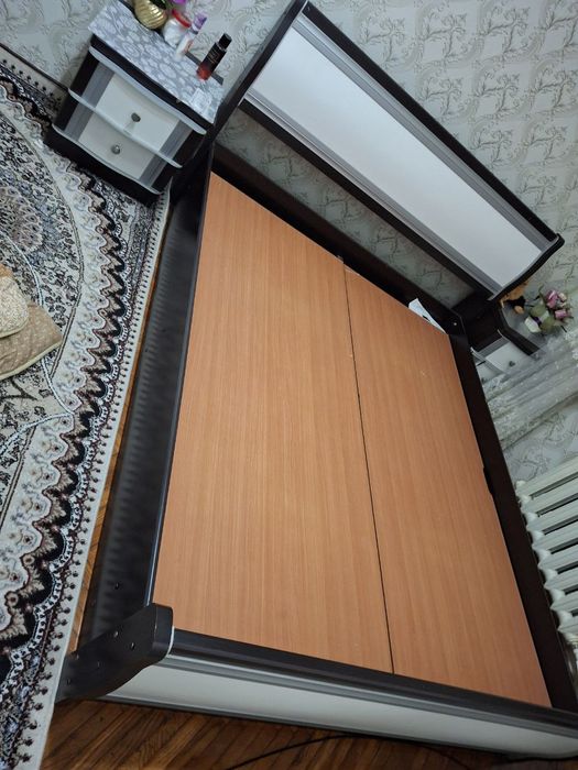 Продам двухспальную кровать с матрасом