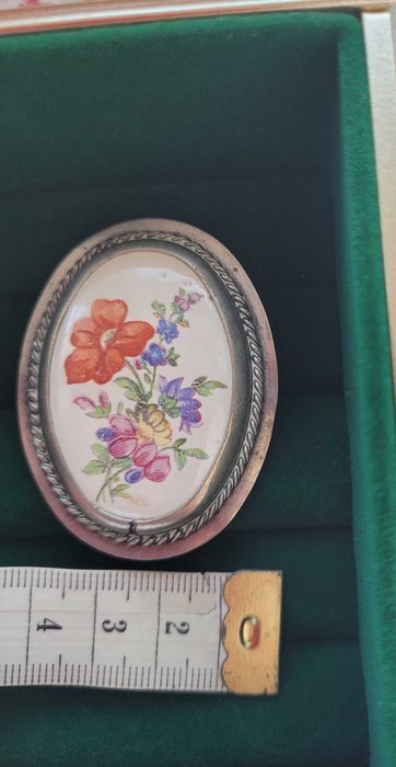 Brosa foarte veche din argint, cu porțelan de Limoges