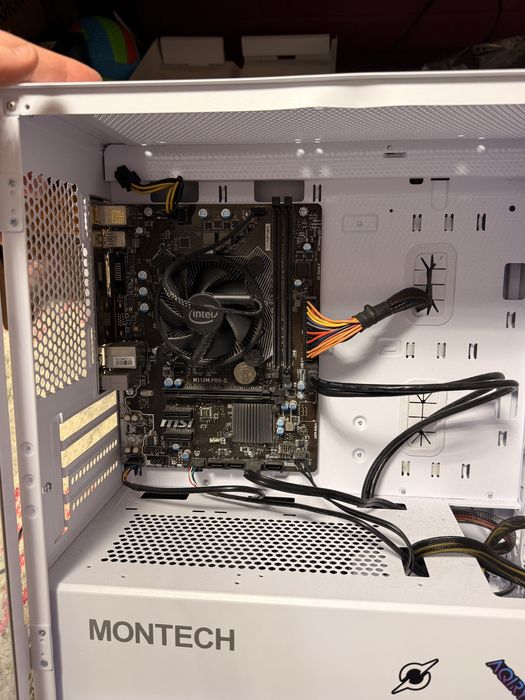 Carcasa Montech cu placa de baza, procesor si sursa