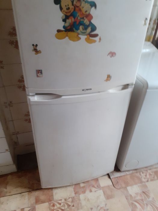 Vând frigider,mașina spălat și aragaz.