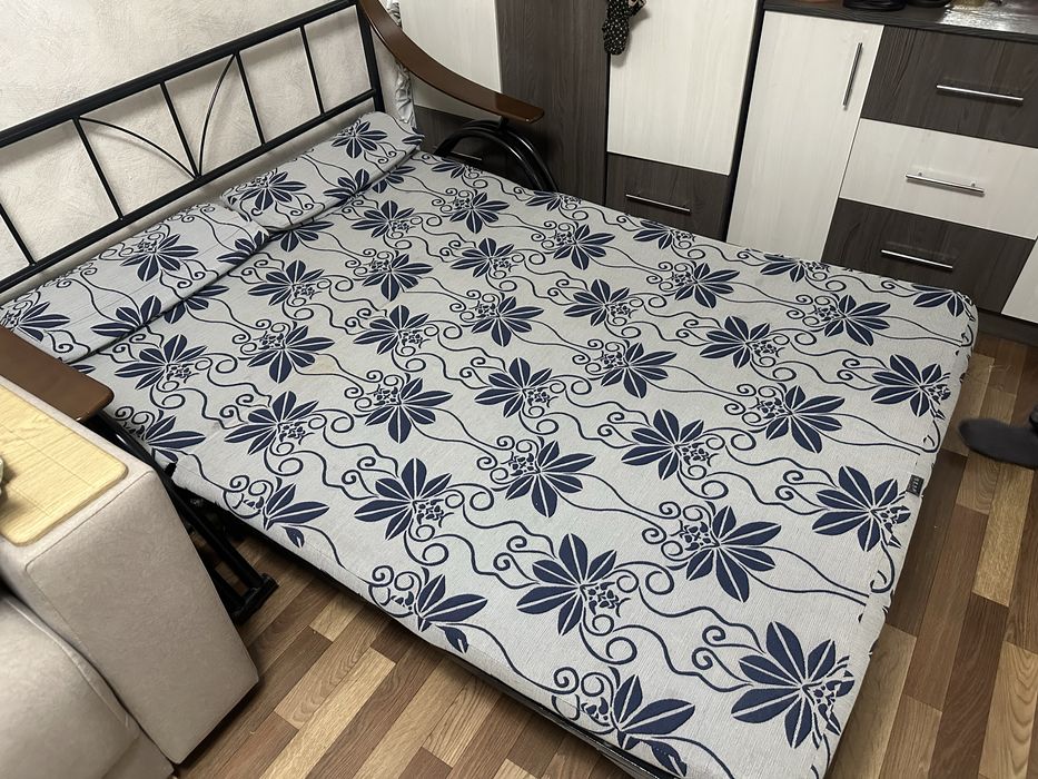 Двуспальная кровать и раскладушка