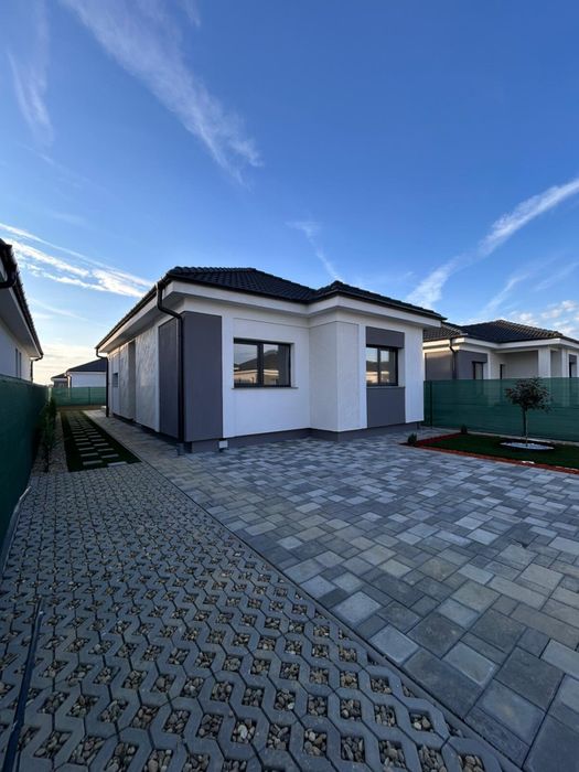 Casa premium de vânzare, cartier asfaltat - cartierul Olimp/Casandra