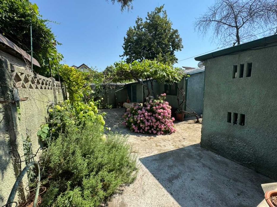 Casa din caramida cu gradina, pivnita si garaj | zona Garii, Braila