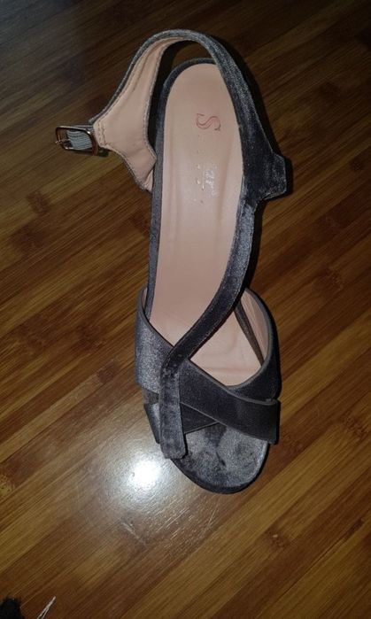 Sandale cu toc și cu talpa joasa