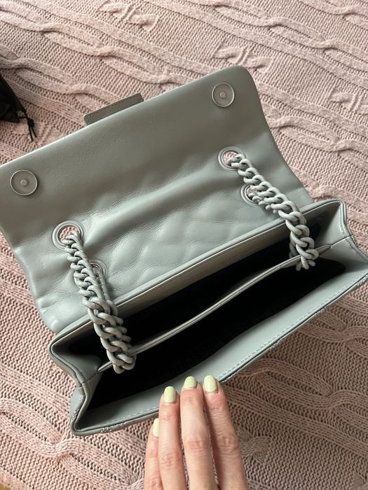 Оригинална кожена чанта Kurt Geiger London Kensington – светлосива