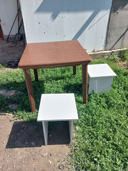 Стол пластиковый. Табурет.