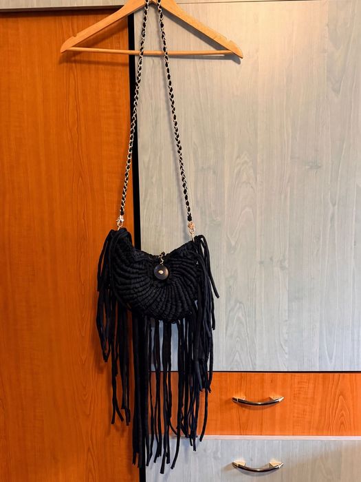 Geanta neagră crossbody handmade croșetată cu franjuri