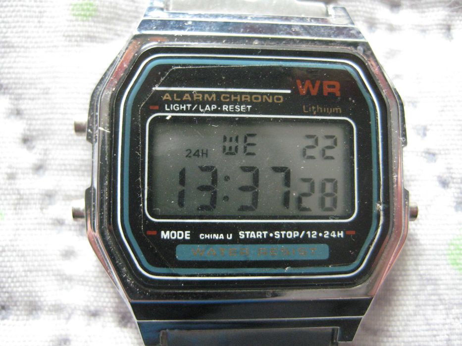 Продавам мъжки ръчен кварцов електронен часовник