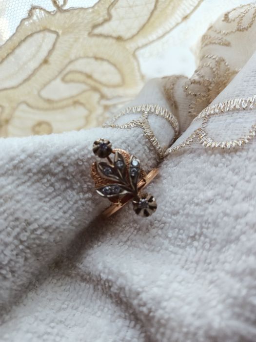 Tilla uzuk brilliant toshli sotiladi