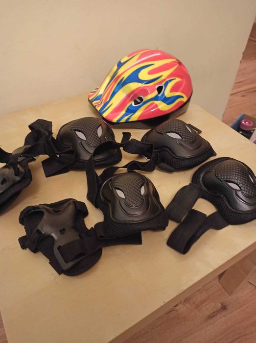 Ролкови кънки-35-36 номер. Много запазени. С всички аксесоари към тях