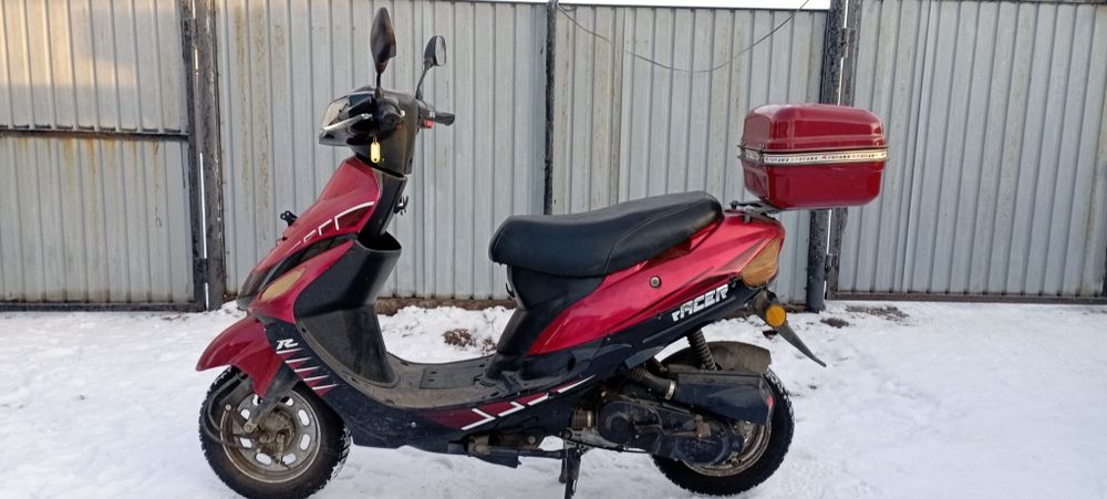 Продам скутер на ходу с документами.