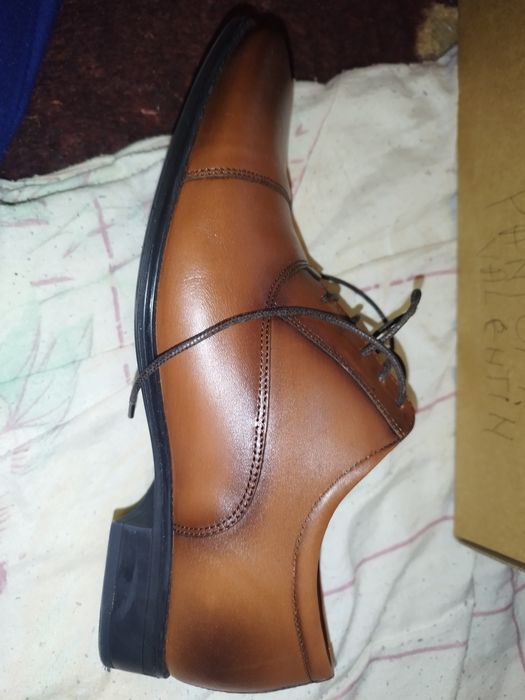 Vând pantofi purtați o data