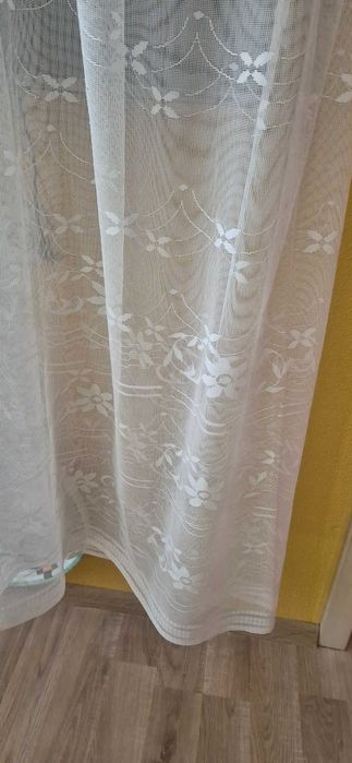 Продавам бяло тънко перде ушито.