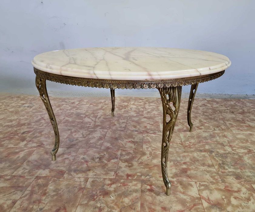 Кръгла холна маса с мраморен плот