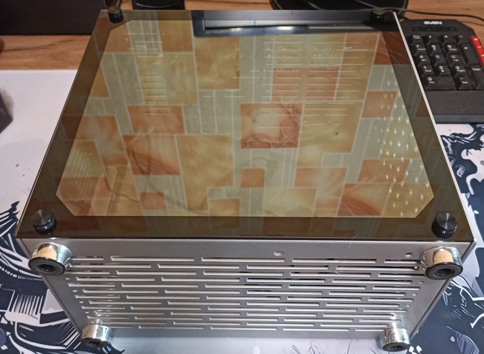 Mini-ITX корпус с закалённым стеклом