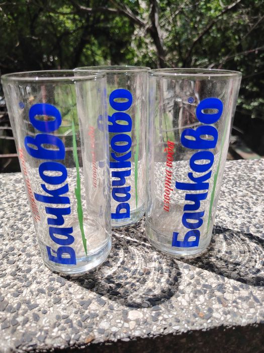 Различни видове стъклени чаши нови