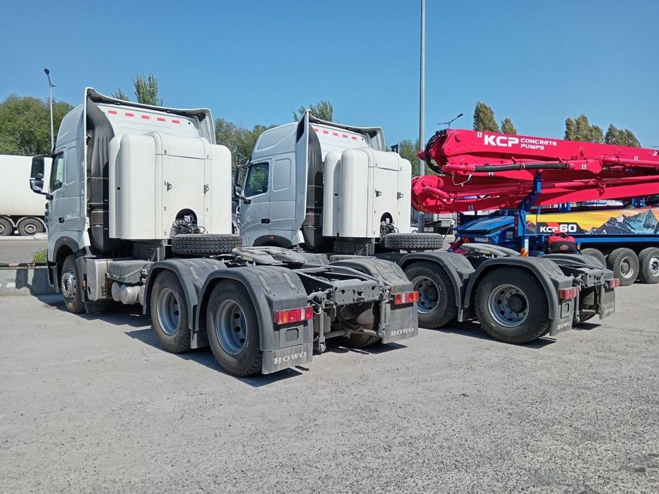 Тягач Howo T7 6x4 CNG