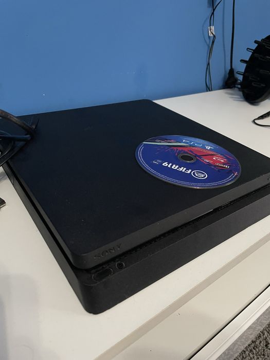 PlayStation 4 Slim + 1 controller+ Fifa 19