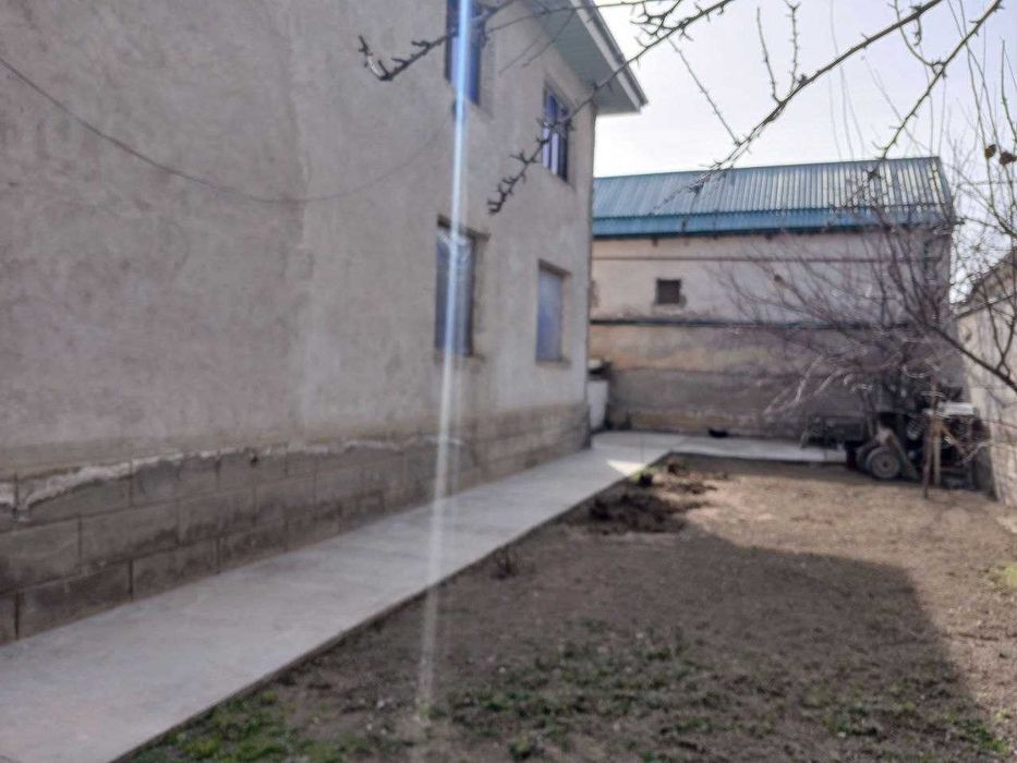 Gulison shahrida 2-mikra rayonda joylashgan hovliliy uy sotiladi.