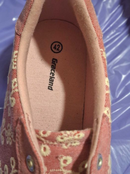 Дамски кецове розави.