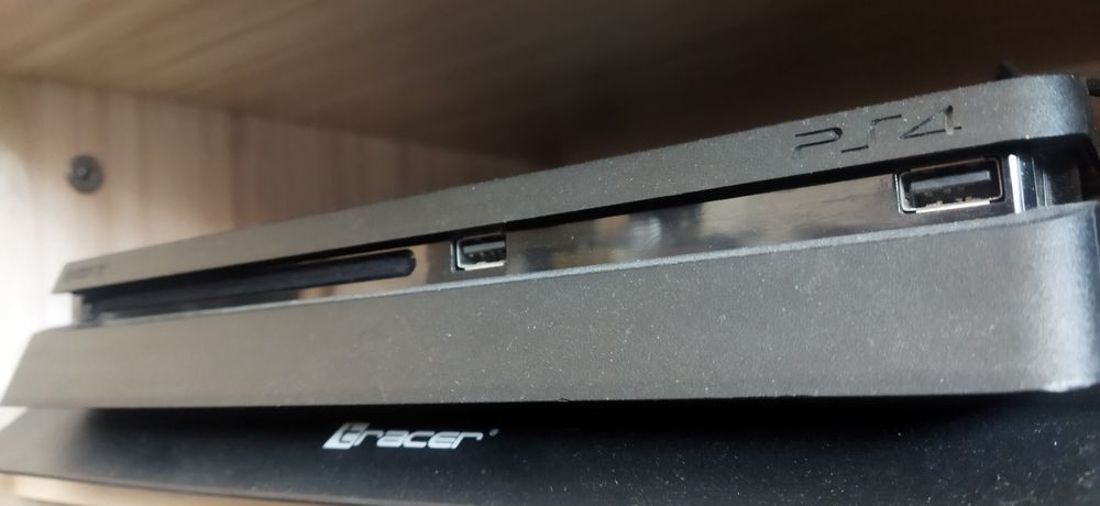 Playstation 4 със 2 геймпада и 3 игри