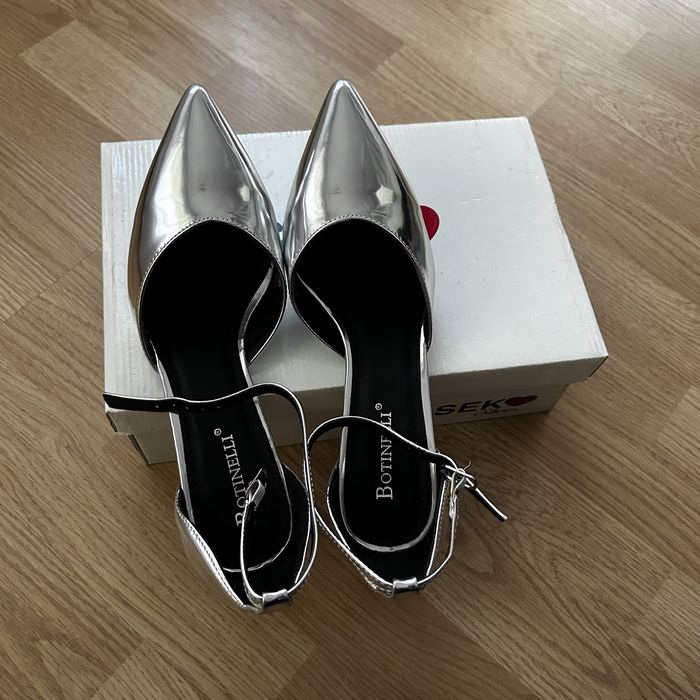 Pantofi argintii cu toc